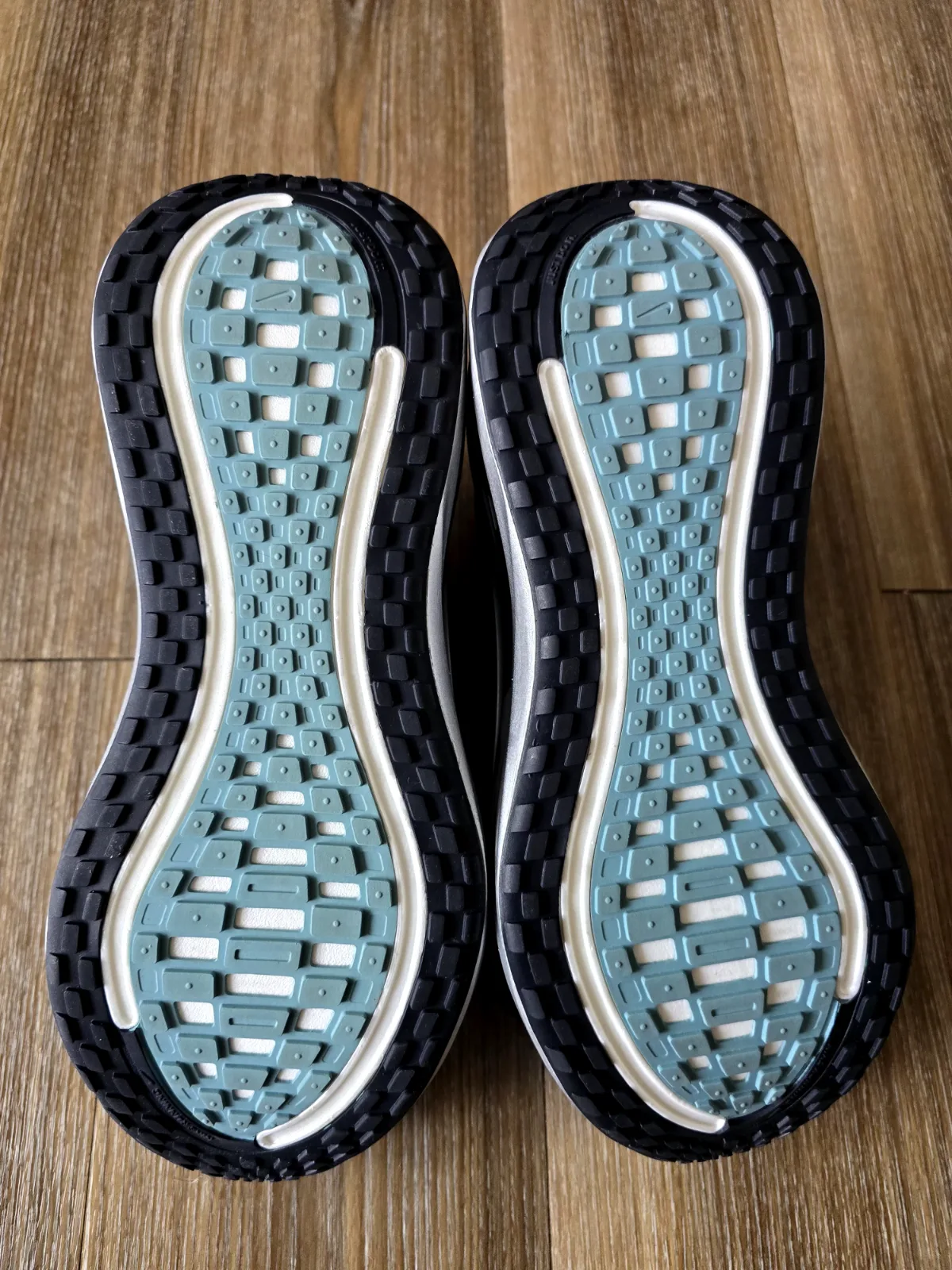 NIKE VOMERO PLUS 7