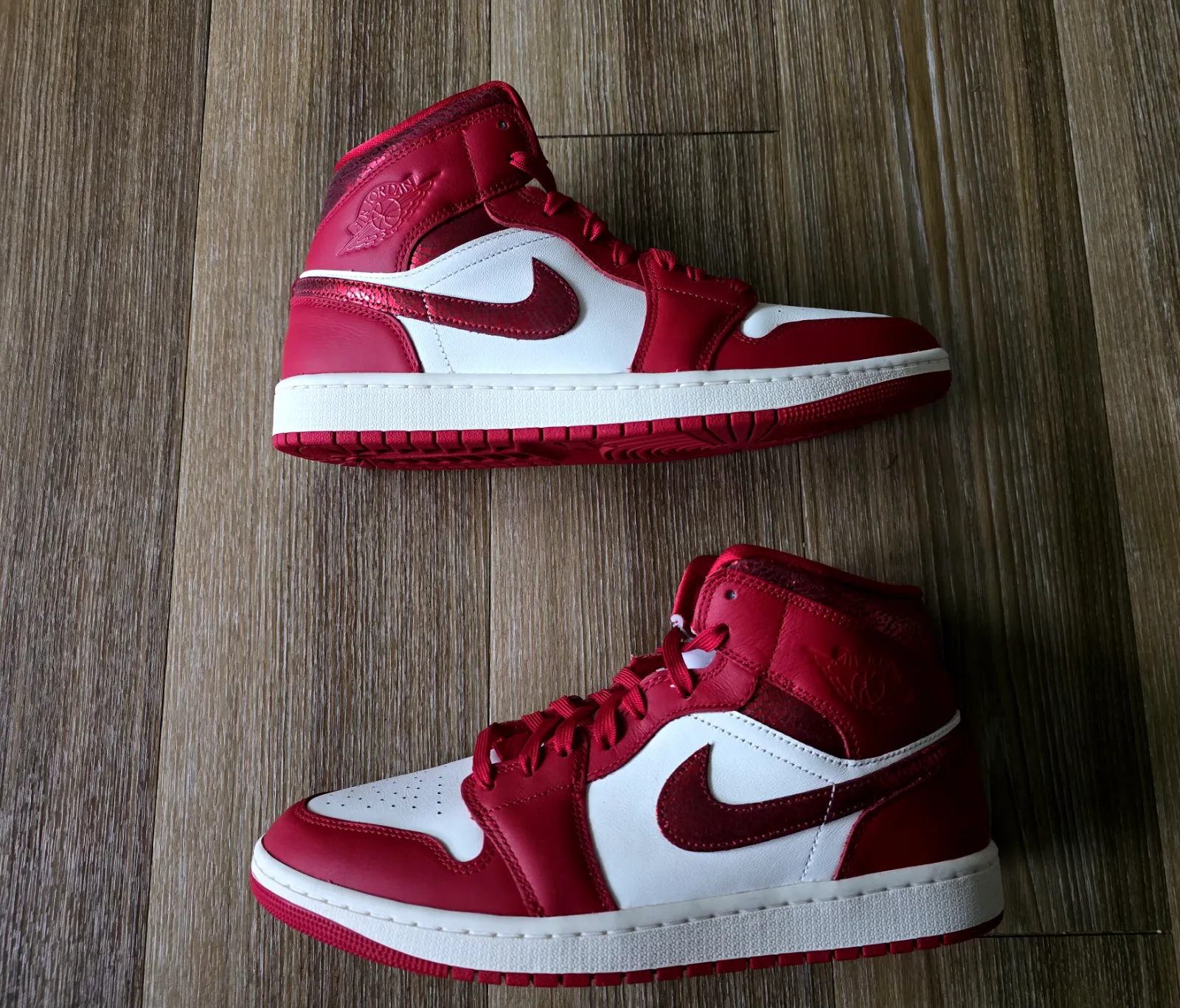 AIR JORDAN I MID SE "RED CRACKED LEATHER" WMNS 2