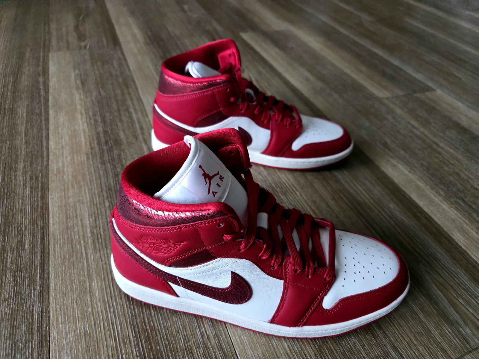 AIR JORDAN I MID SE "RED CRACKED LEATHER" WMNS 6