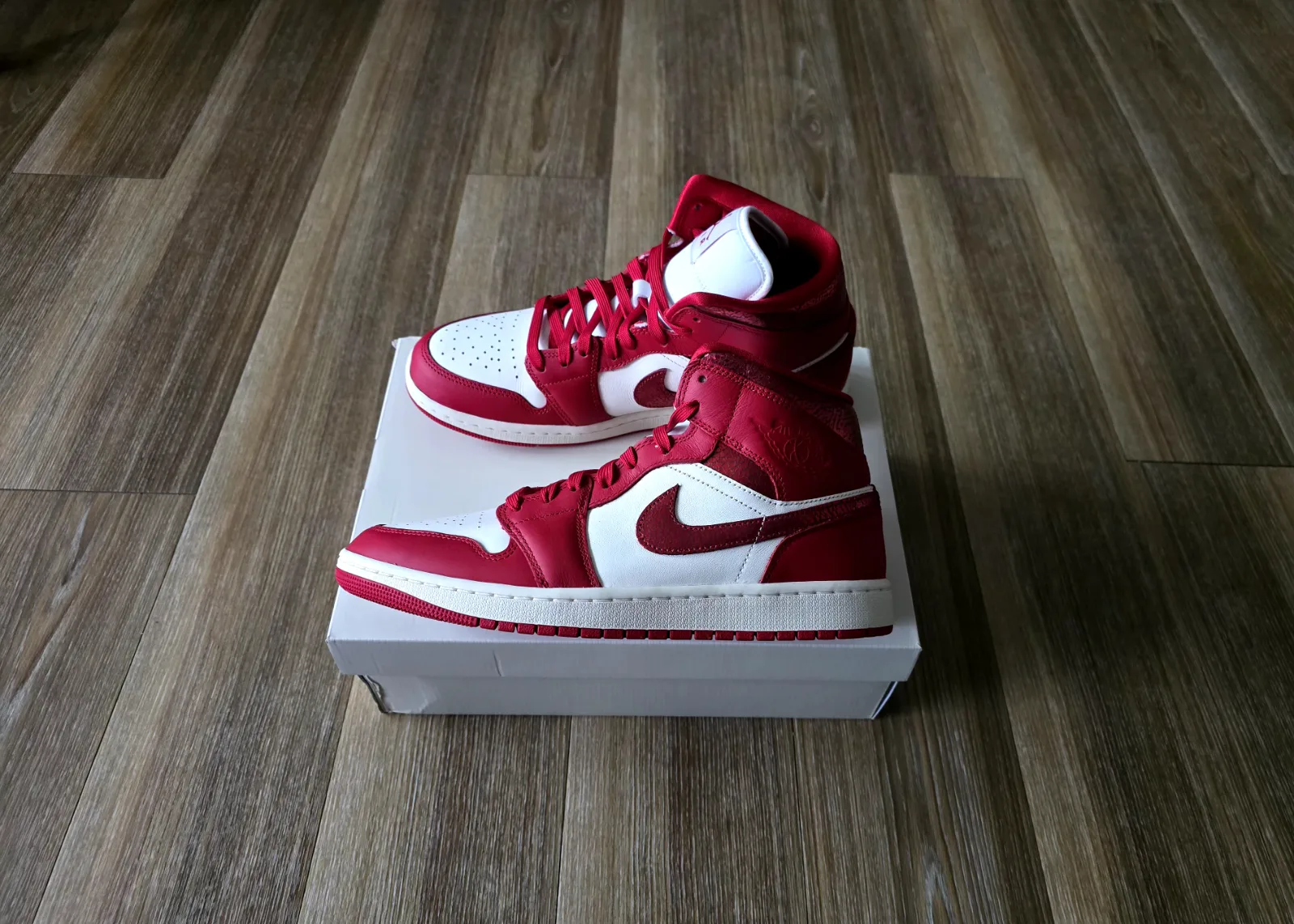 AIR JORDAN I MID SE "RED CRACKED LEATHER" WMNS