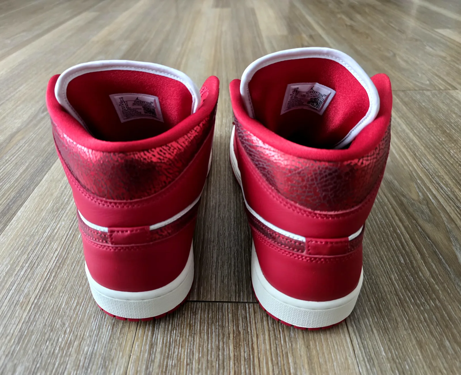 AIR JORDAN I MID SE "RED CRACKED LEATHER" WMNS 6