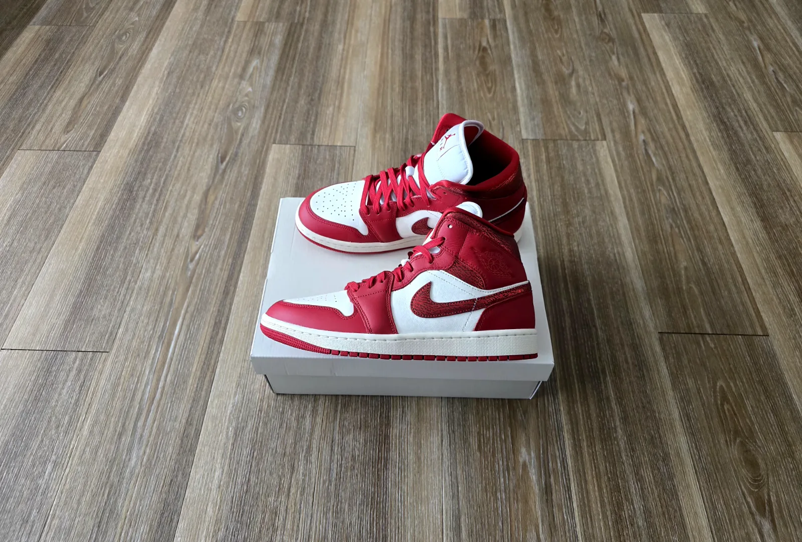 AIR JORDAN I MID SE "RED CRACKED LEATHER" WMNS