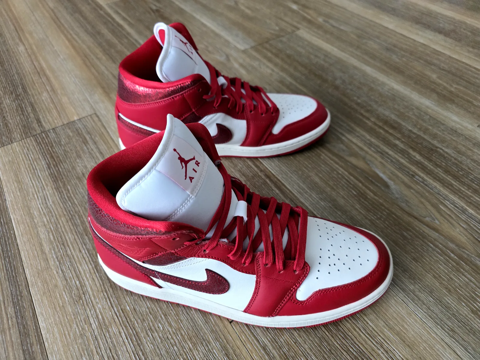AIR JORDAN I MID SE "RED CRACKED LEATHER" WMNS 5