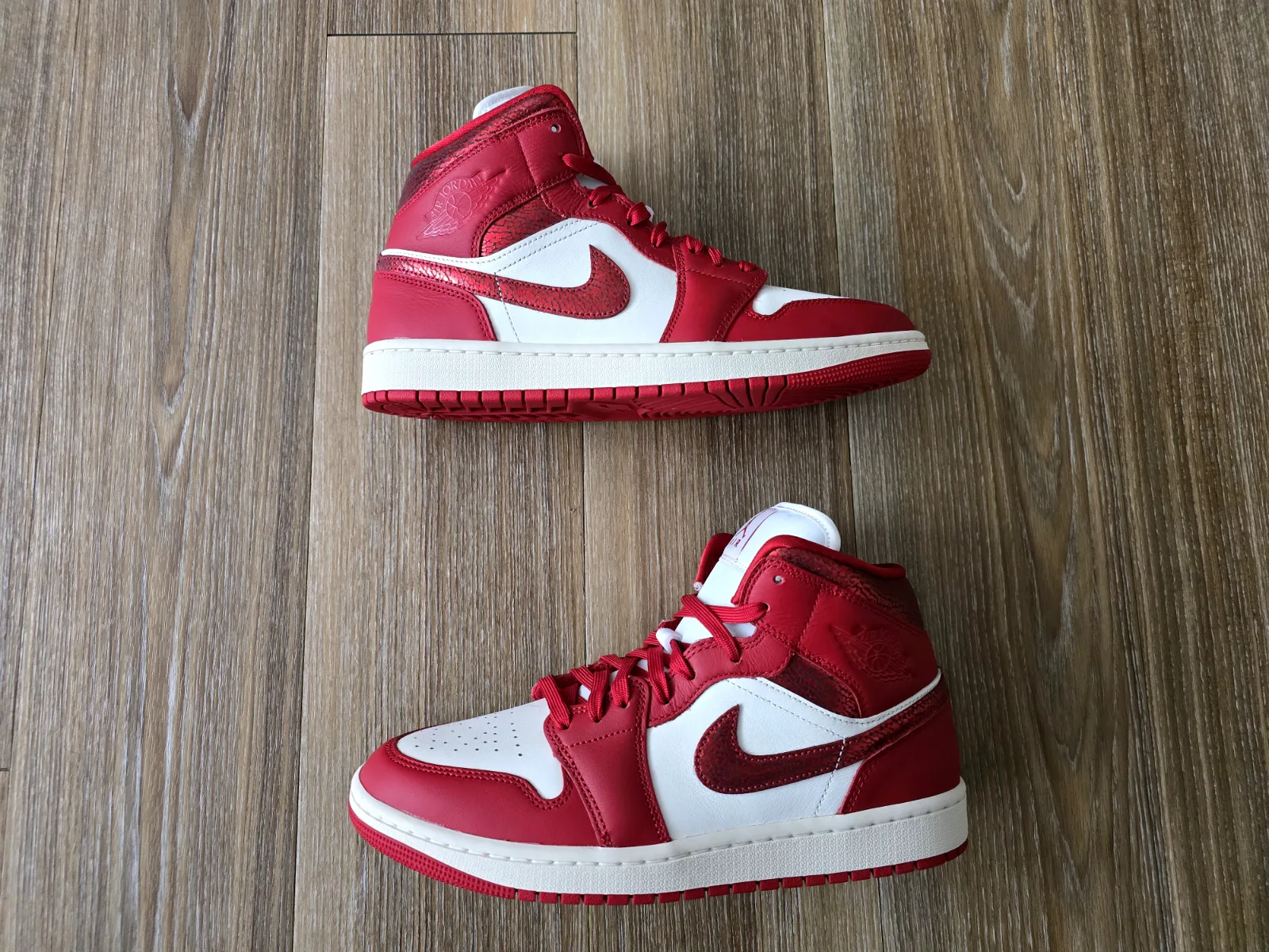 AIR JORDAN I MID SE "RED CRACKED LEATHER" WMNS 2