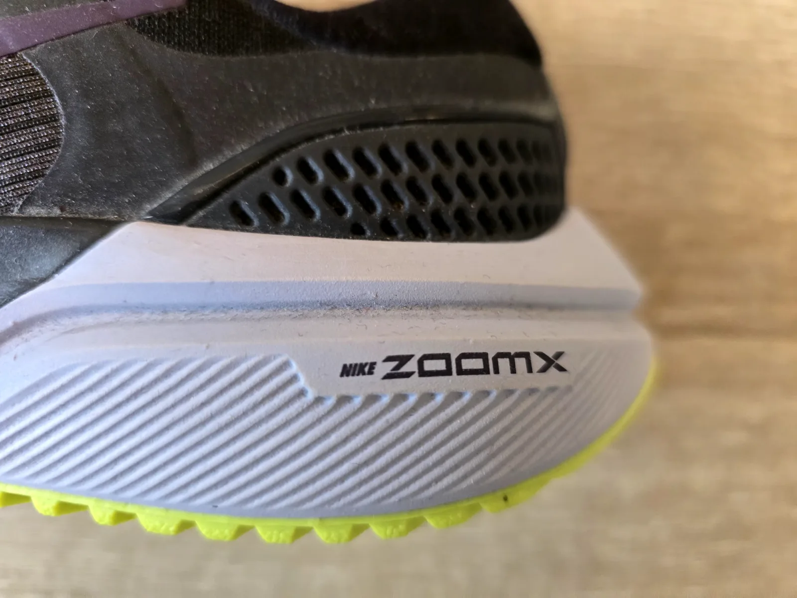 NIKE AIR ZOOM VOMERO 15 WMNS 10